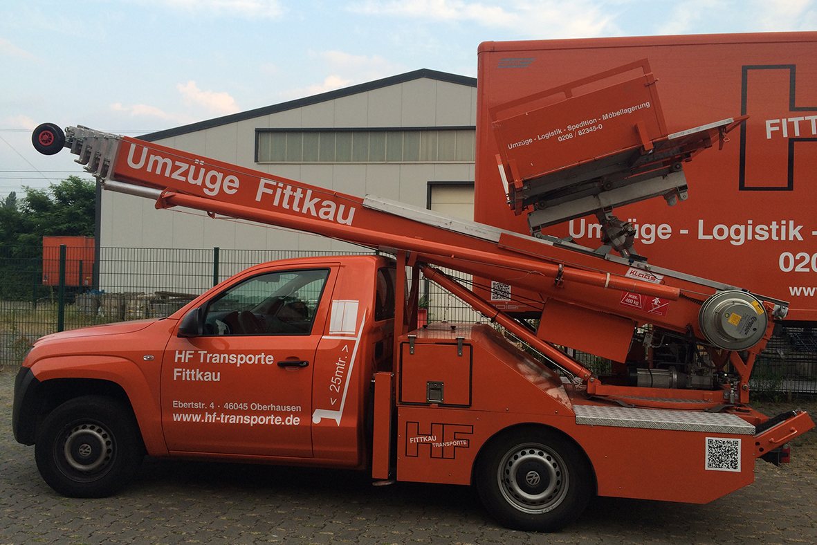 Umzugsunternehmen Bottrop: Umzugswagen mit Außenaufzug von Umzüge Fittkau