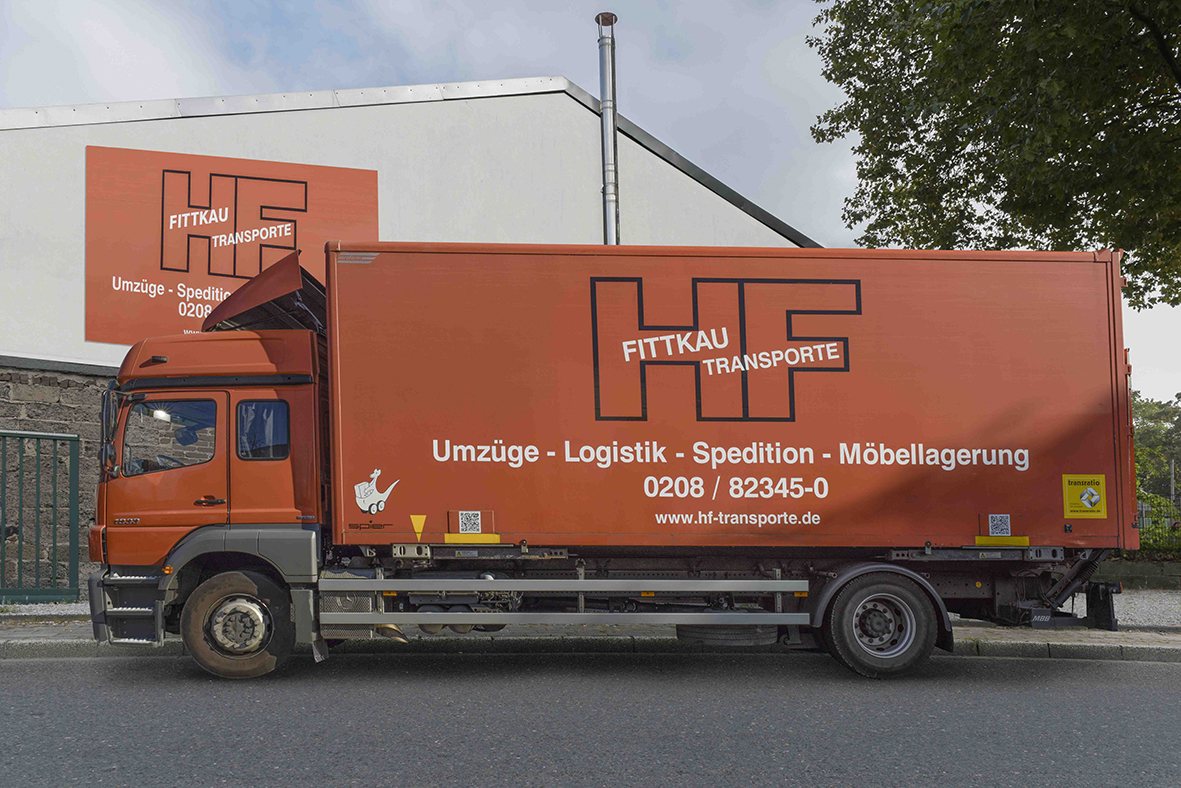Unsere Firma in Oberhausen. Davor steht ein Last-Wagen.