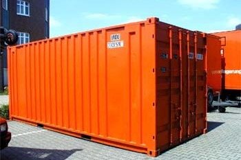 Orangefarbener Überseecontainer für die Einlagerung von Möbeln