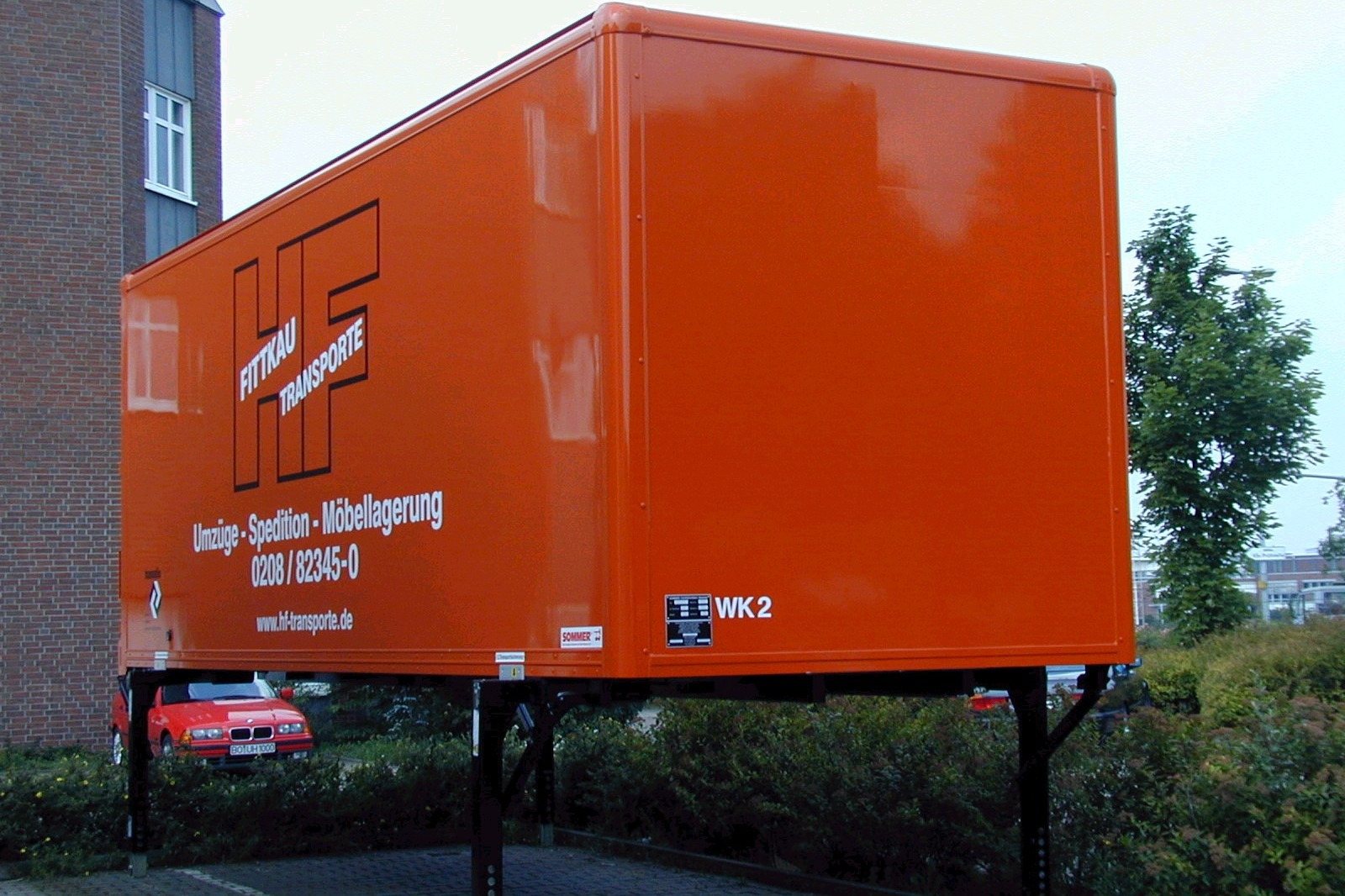 Orangefarbene Wechselbrücke von H.F. Transporte für die Möbellagerung