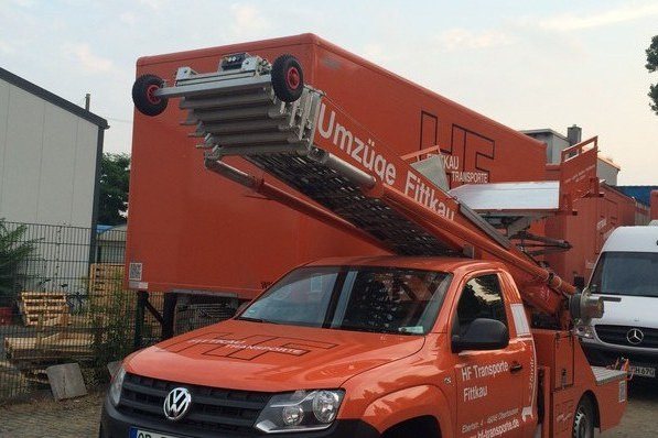 VW Amarok mit aufgebautem Außenaufzug von Umzüge Fittkau