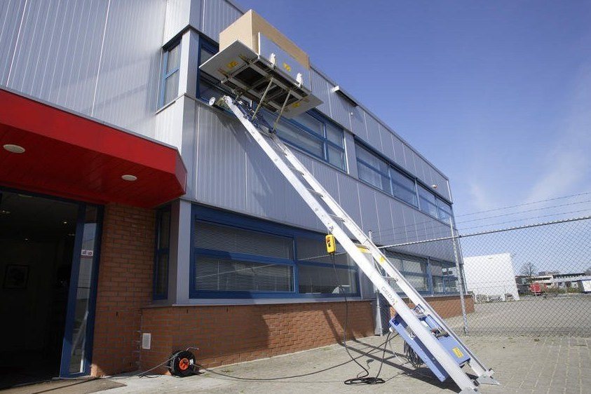 GEDA-Lift von Umzüge Fittkau, an einer Hallenfassade aufgestellt