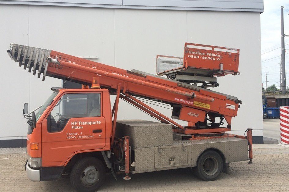 Lkw mit ausgefahrenem Außenaufzug (Möbellift) von Umzüge Fittkau auf dem Betriebshof